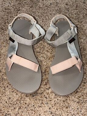 Women’s Size 8 Teva Sport Sandals in Iridescent Gray and Pale Pink